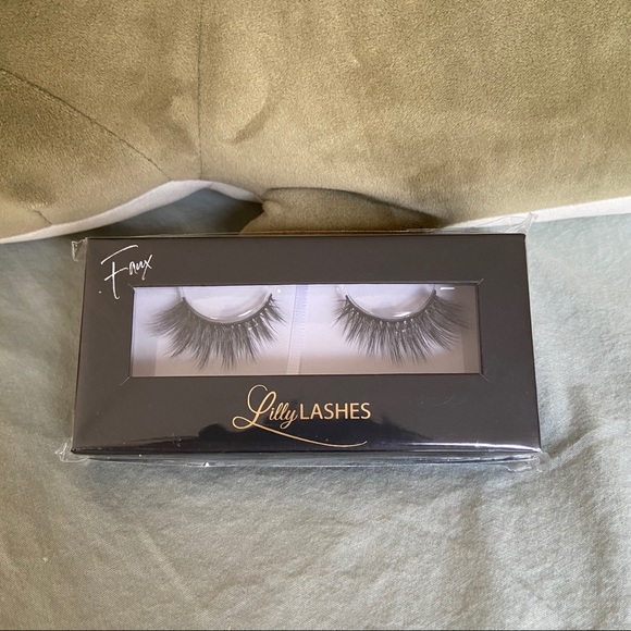 Lilly Lashes - Picture 2 of 5